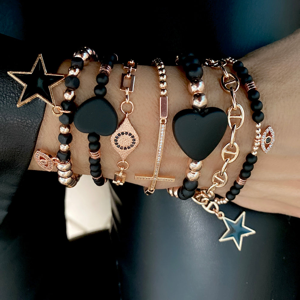 NOIR, PILE DE BRACELETS COEUR NOIR